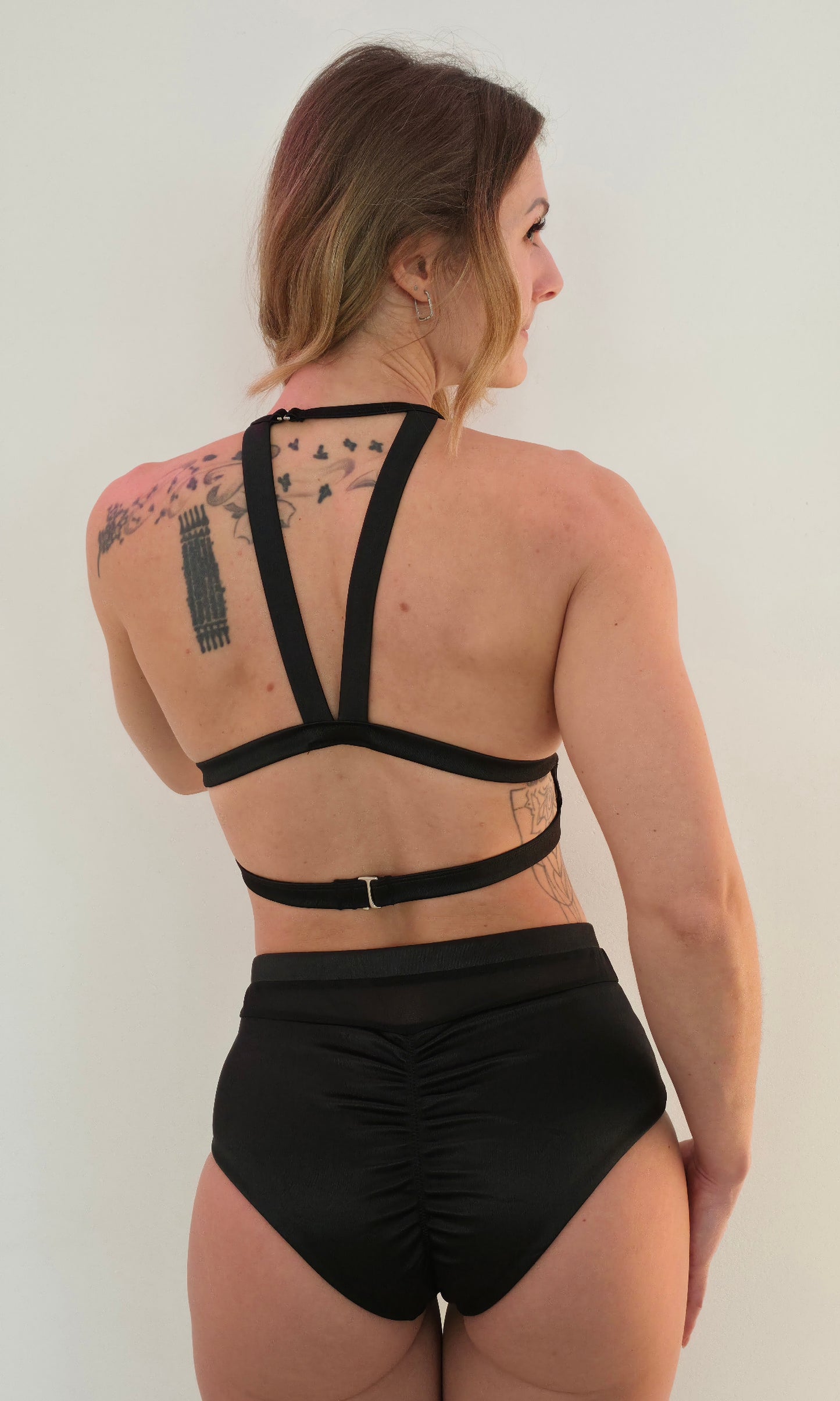 Schwarzes Mesh Pole Dance Set – Rückenansicht mit Neckholder-Top und High-Waist-Shorts