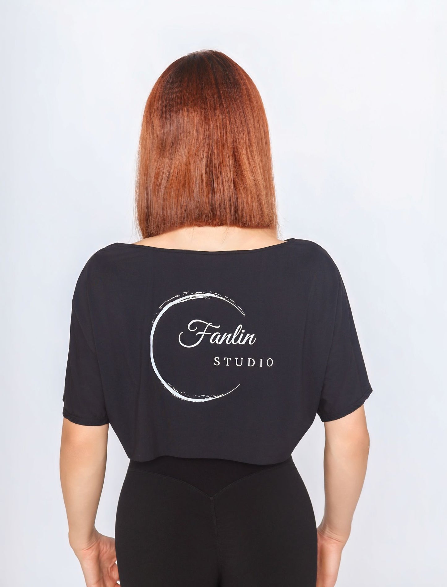 Schwarzes Crop T-Shirt für Pole Dance mit Fanlin Studio Logo auf der Rückseite