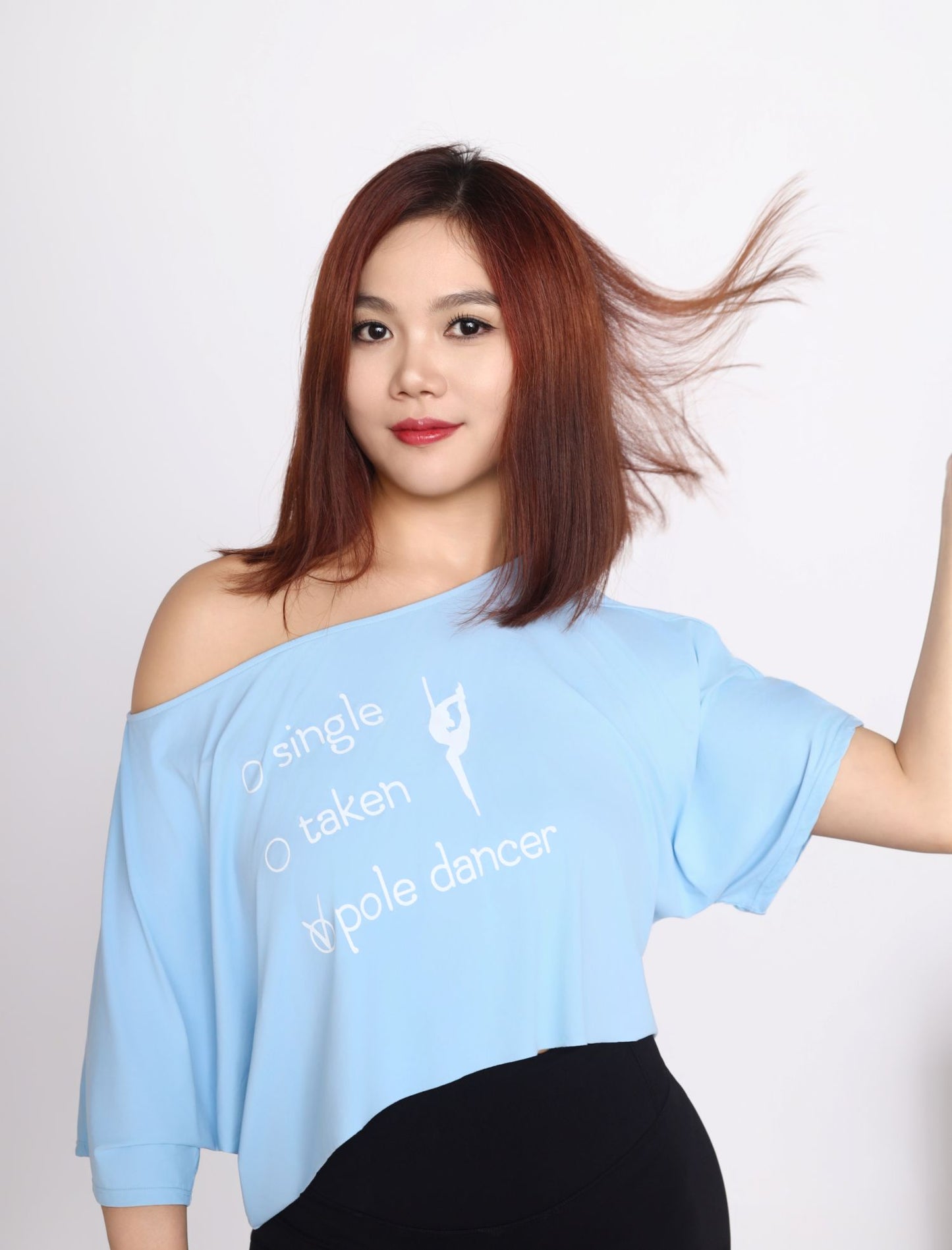 Hellblaues Crop T-Shirt für Pole Dance mit Aufdruck ‚Single – Taken – Pole Dancer‘, Fanlin Studio