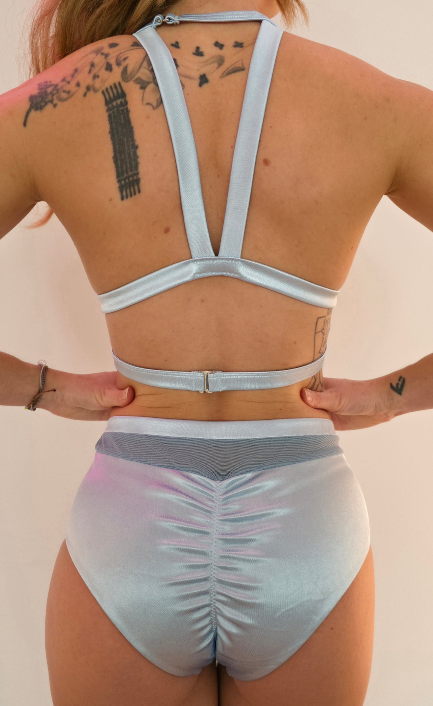 Ice Blue Mesh Pole Dance Set – Rückenansicht mit Neckholder-Top und transparentem Mesh