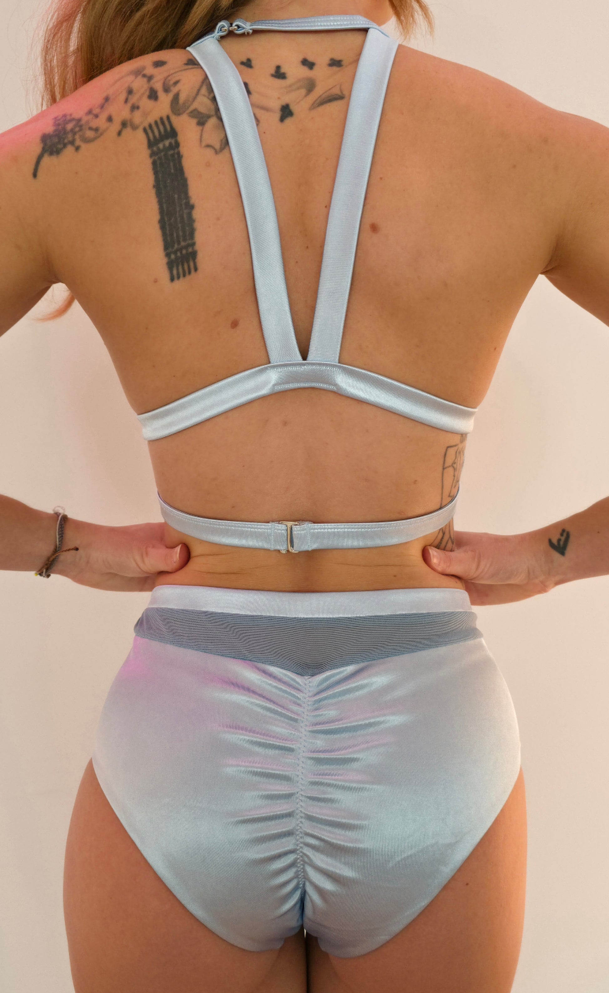 Ice Blue Mesh Pole Dance Set – Rückenansicht mit Neckholder-Top und transparentem Mesh