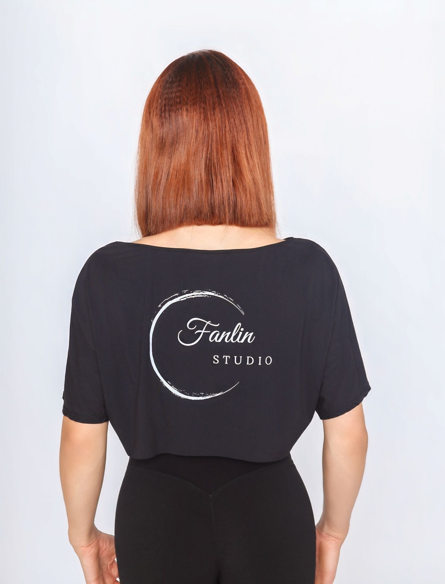 Schwarzes Crop T-Shirt für Pole Dance mit Fanlin Studio Logo auf der Rückseite