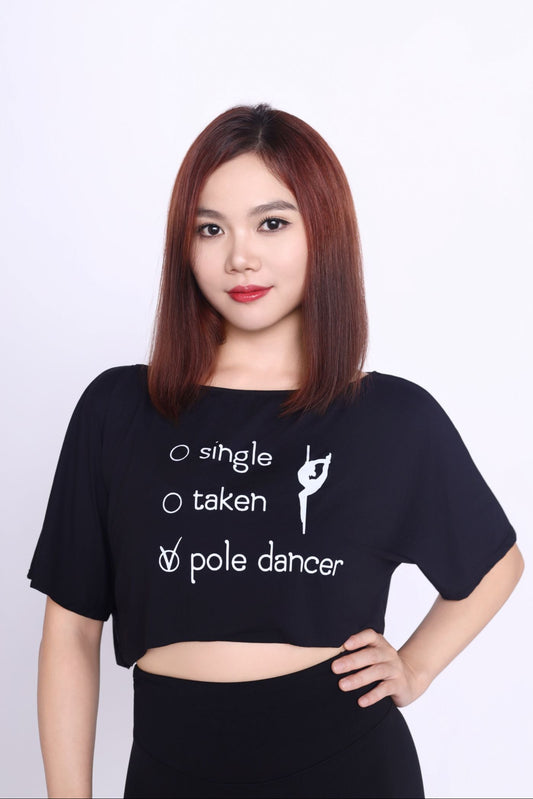 Schwarzes Crop T-Shirt für Pole Dance mit Aufdruck ‚Single – Taken – Pole Dancer‘, Fanlin Studio