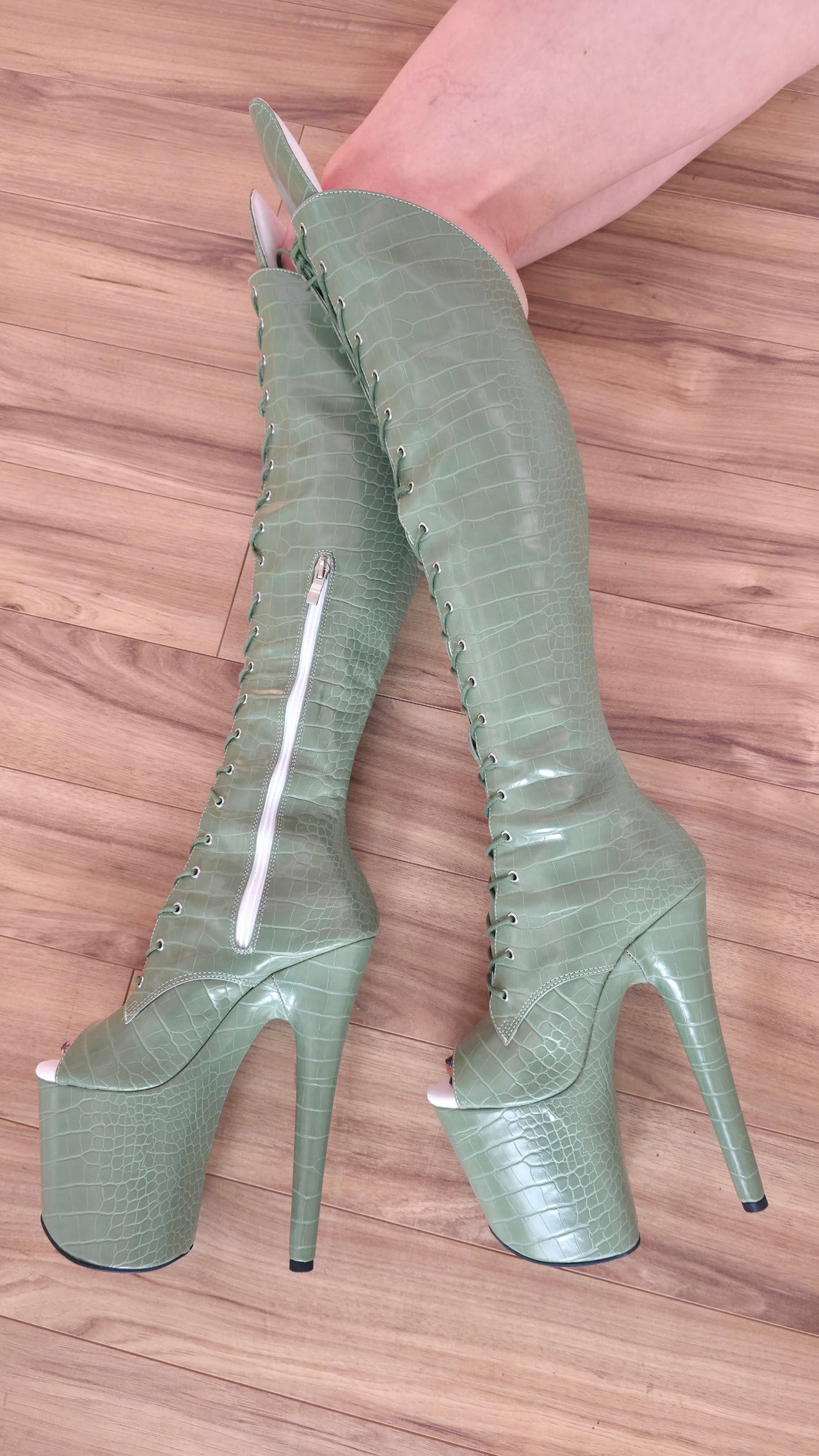 Grüne Overknee Open-Toe Platform Pole Boots 20 cm in Croco-Optik