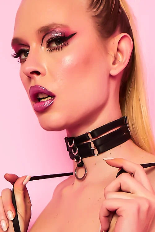 Nahaufnahme eines Models mit schwarzem Halo Choker und auffälligem Make-up