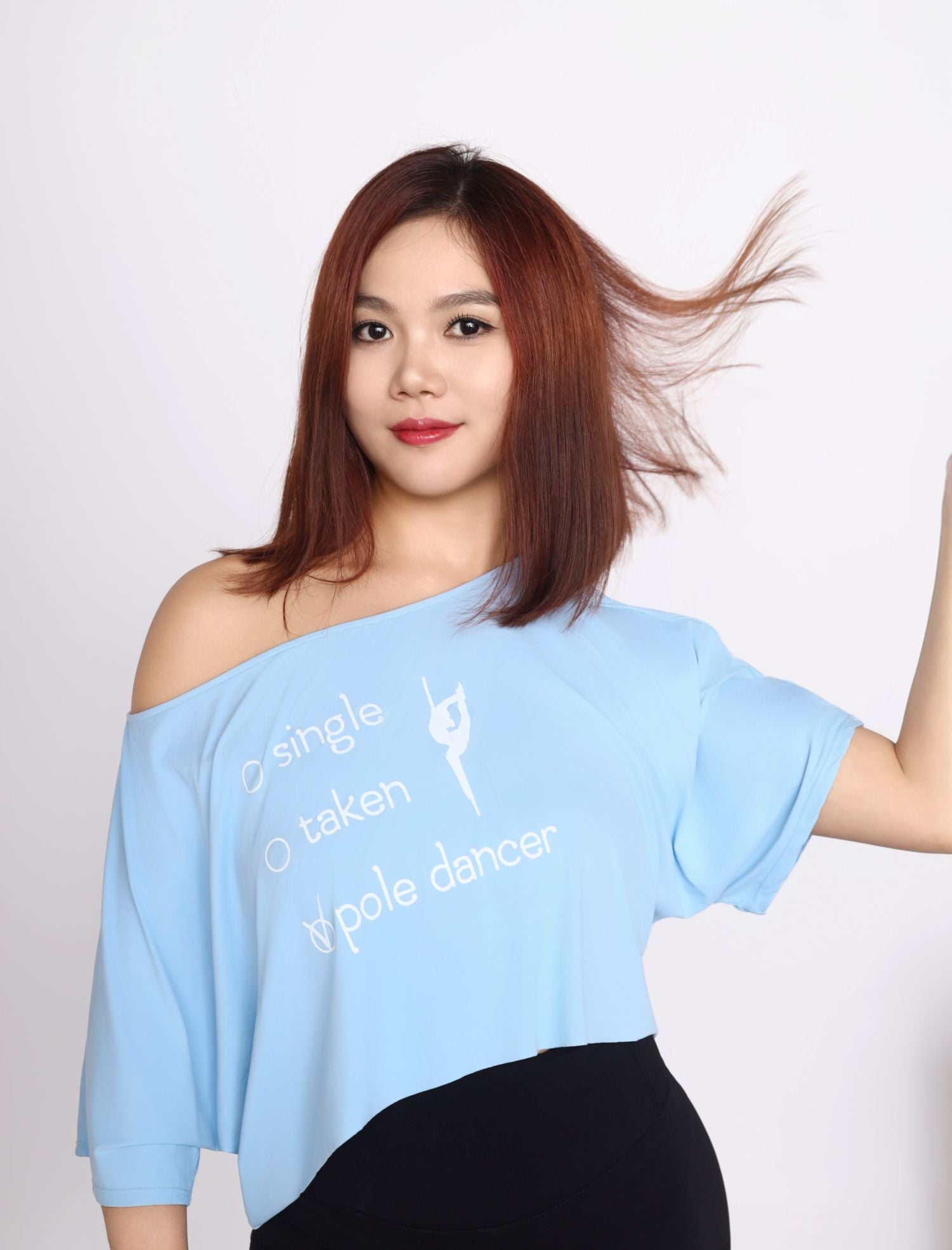 Hellblaues Crop T-Shirt für Pole Dance mit Aufdruck ‚Single – Taken – Pole Dancer‘, Fanlin Studio