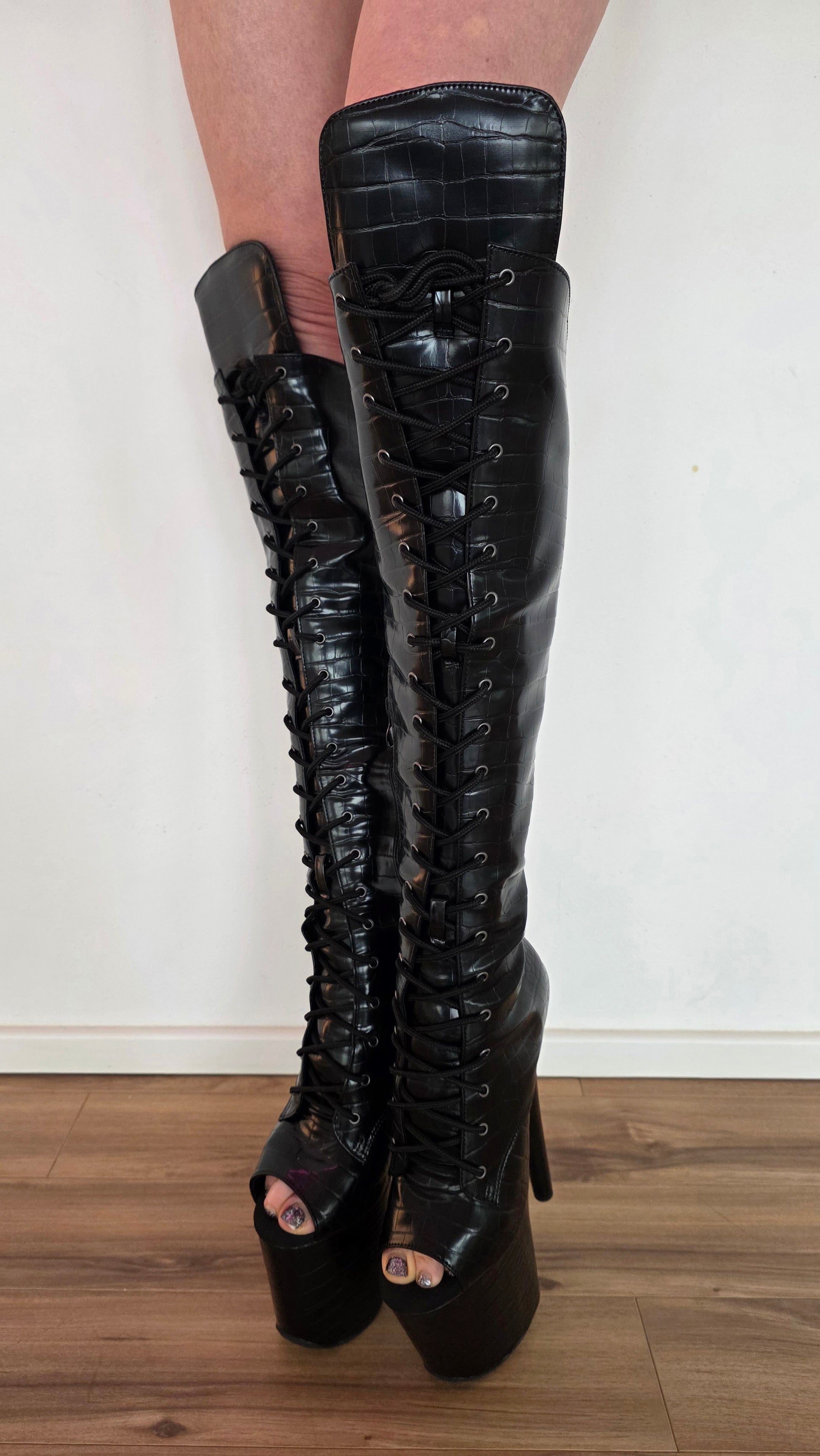 Detailansicht schwarze Overknee Platform Pole Boots 20 cm mit Front-Schnürung