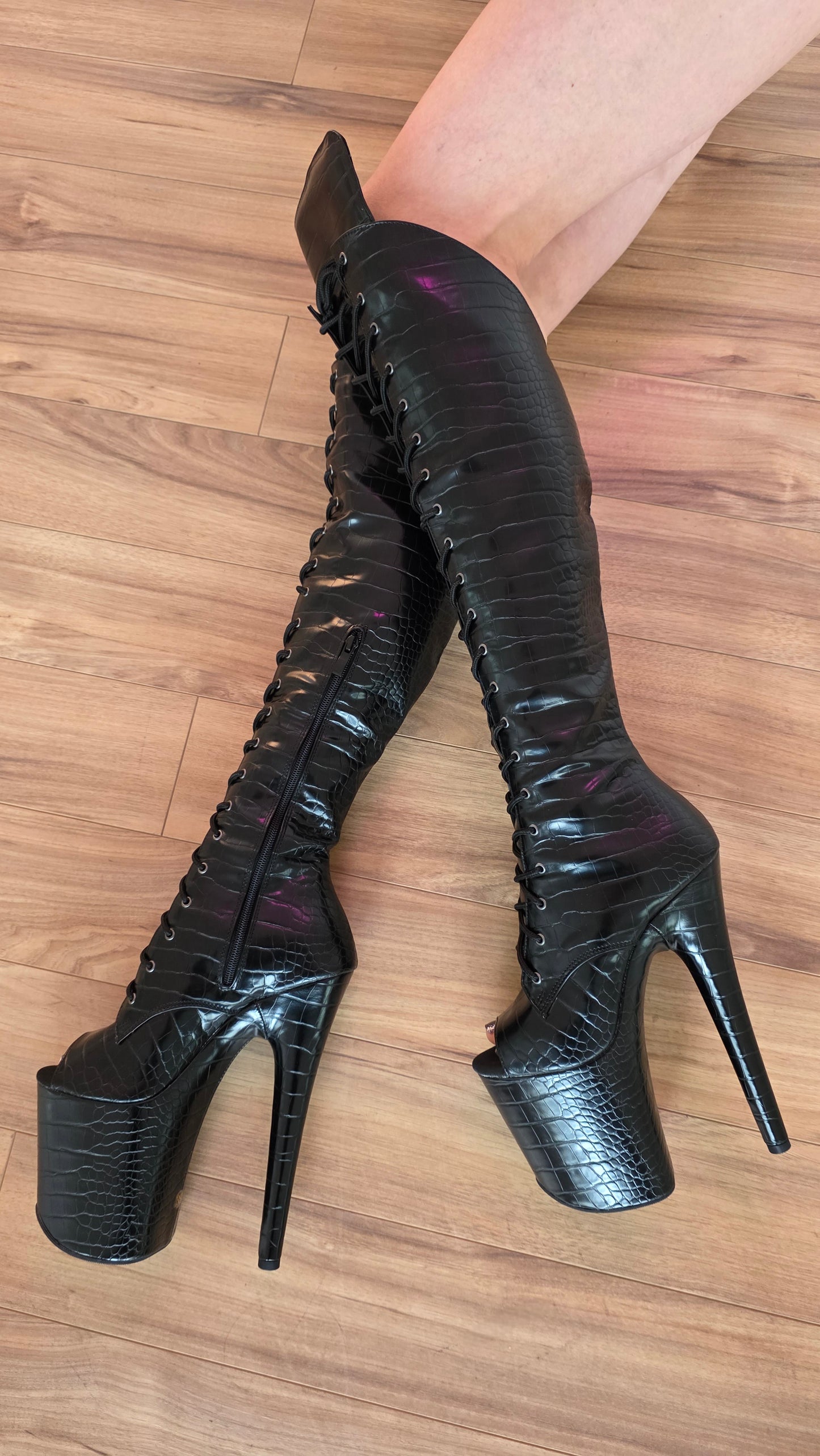 Schwarze Overknee Open-Toe Platform Pole Boots 20 cm in Croco-Optik